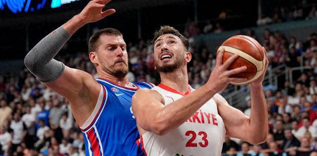 阿尔佩伦·申京超越尼古拉·约基奇 土耳其队友力挺