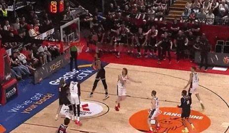 32+13!麦基狂砍两双首秀!NBA三冠中锋实力尽显