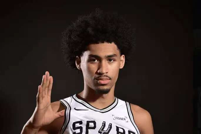 状元榜眼大战！弗拉格轰31+4，哈珀攻防一体，但14号秀马刺看走眼