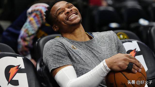 NBA传奇球星拉塞尔·威斯布鲁克在游艇上打篮球,保持状态