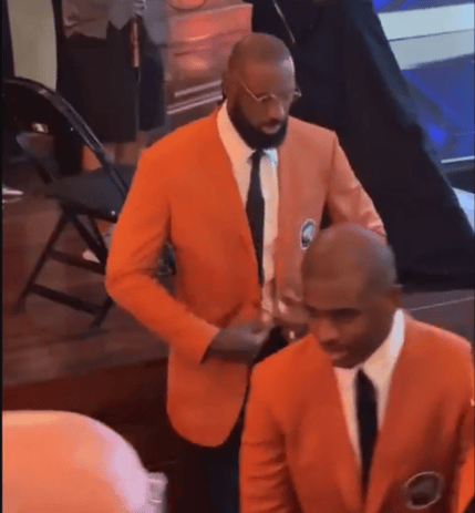 剛(gāng)剛(gāng)！詹(zhān)姆斯提前入选了NBA名人堂！