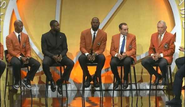 刚刚!詹姆斯提前入选了NBA名人堂!