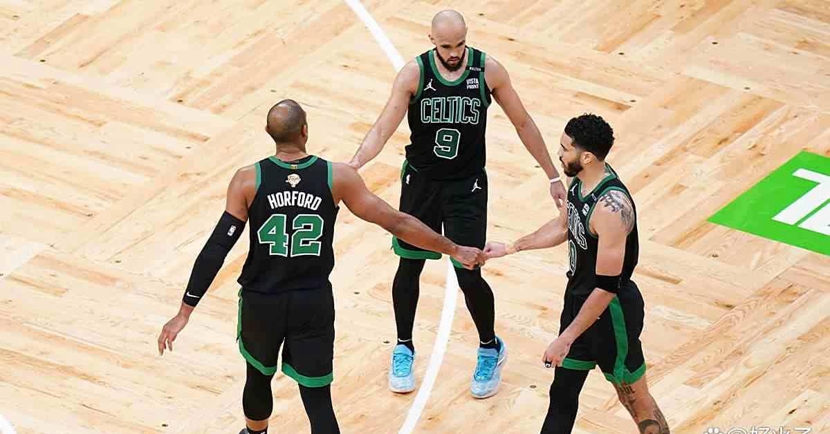 波士頓(dùn)凯尔特人队塔图姆向勇士新援霍(huò)福德致敬