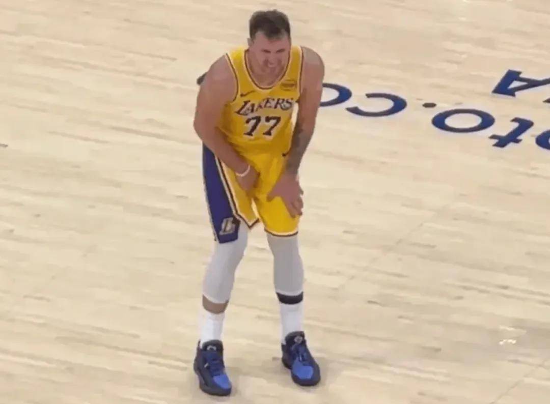 麻了麻了!锡安突发伤病!NBA又一球星倒下