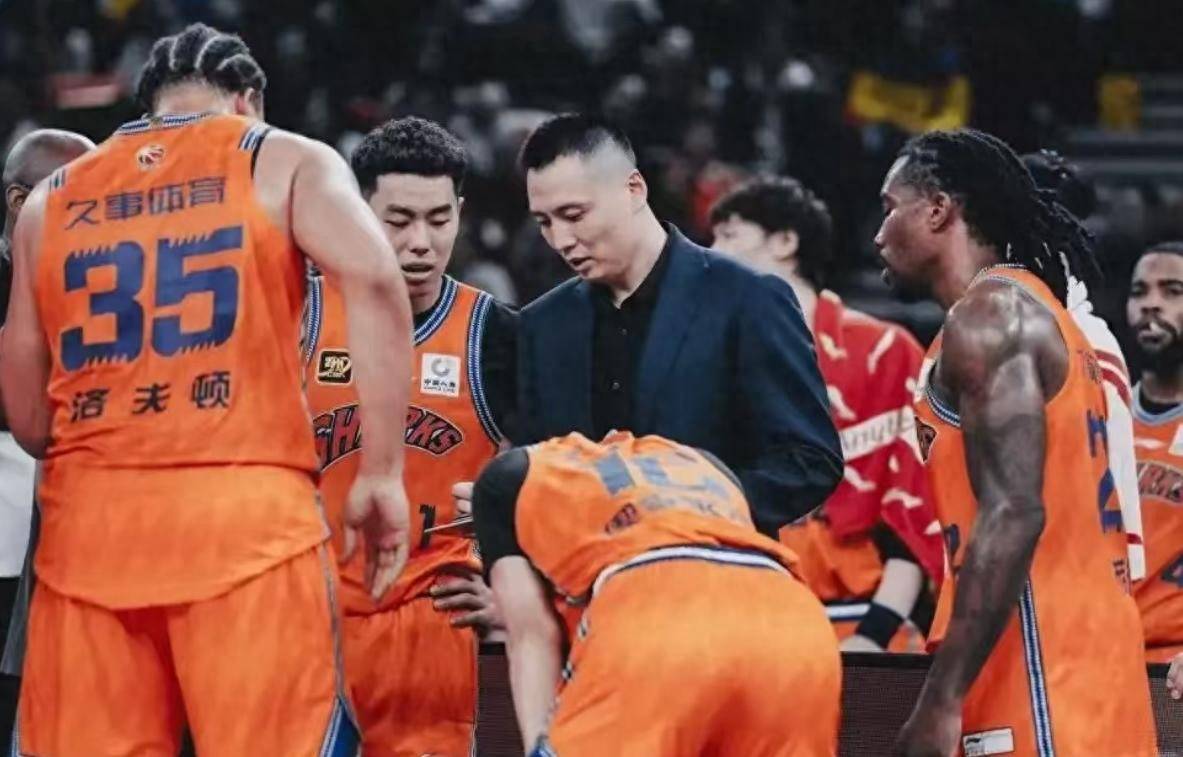 上海男篮试训NBA篮板王和蓋(gài)帽王，36嵗(suì)2米13，NBA场均12分10篮板